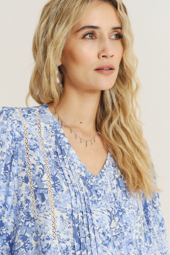 Niebieska bluzka z nadrukiem paisley