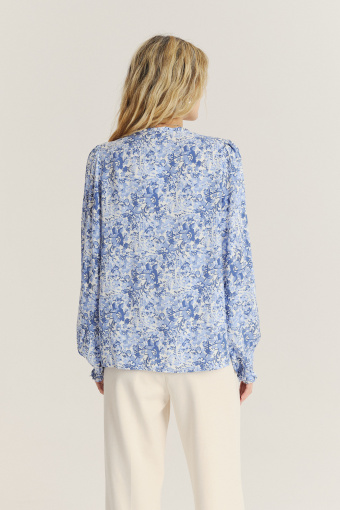 Niebieska bluzka z nadrukiem paisley
