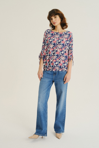 Niebiesko-różowa bluzka w kwiatowy nadruk