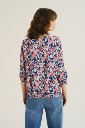 Niebiesko-różowa bluzka w kwiatowy nadruk