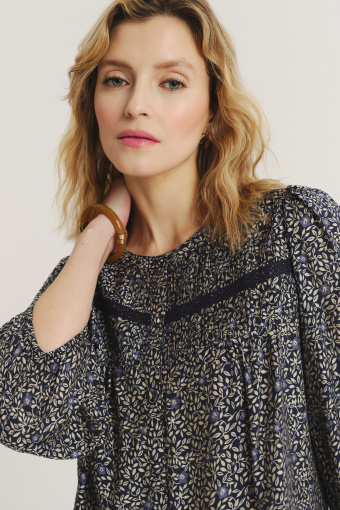 Subtelna kobieca bluzka z nadrukiem typu łączka