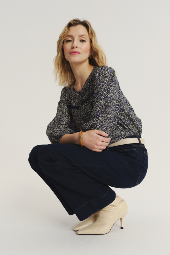 Subtelna kobieca bluzka z nadrukiem typu łączka