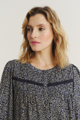 Subtelna kobieca bluzka z nadrukiem typu łączka