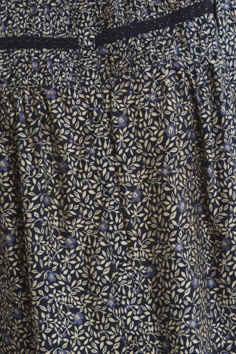 Subtelna kobieca bluzka z nadrukiem typu łączka