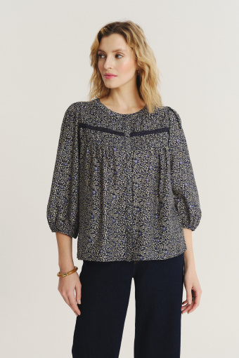 Subtelna kobieca bluzka z nadrukiem typu łączka