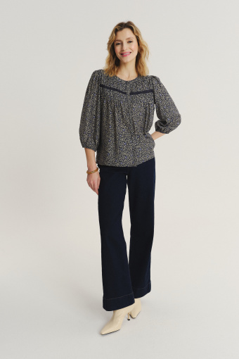 Subtelna kobieca bluzka z nadrukiem typu łączka