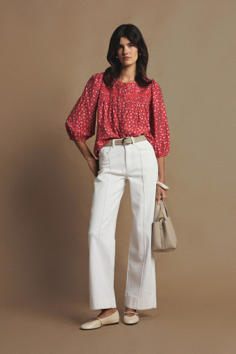 Czerwona bluzka z nadrukiem typu łączka