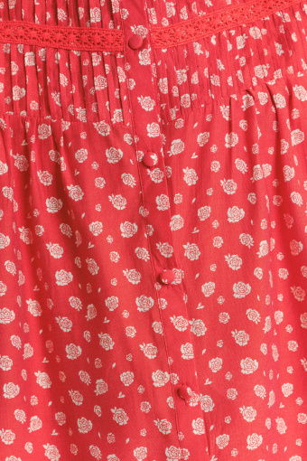 Czerwona bluzka z nadrukiem typu łączka