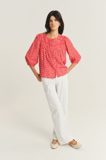 Czerwona bluzka z nadrukiem typu łączka