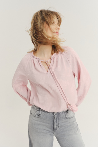 Kobieca bluzka w jasnoróżowym kolorze
