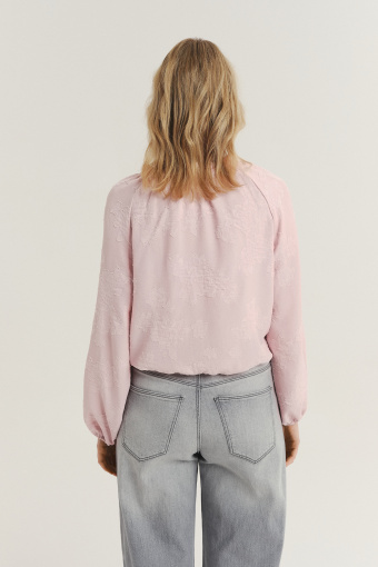 Kobieca bluzka w jasnoróżowym kolorze
