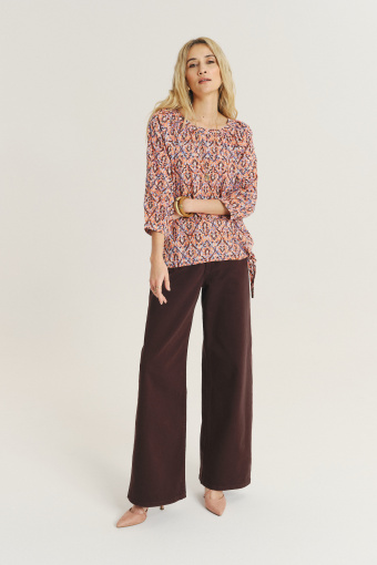 Luźna bluzka z kolorowym nadrukiem etno