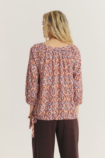 Luźna bluzka z kolorowym nadrukiem etno