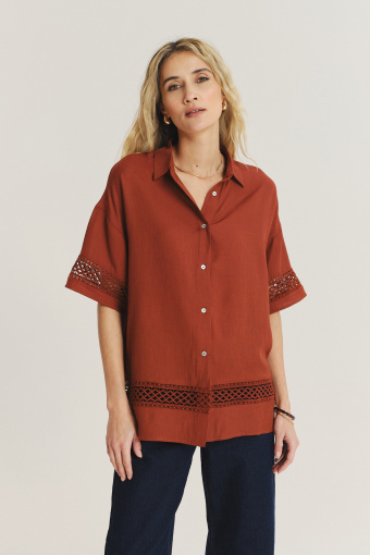 Luźna bluzka koszulowa z ażurowymi wstawkami