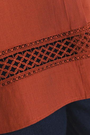 Luźna bluzka koszulowa z ażurowymi wstawkami