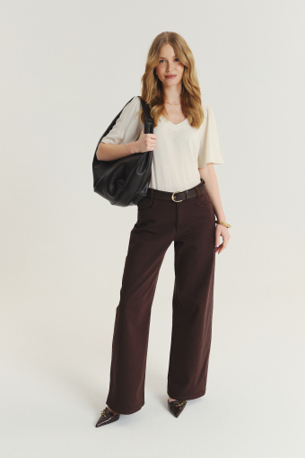 Luźna kremowa bluzka z subtelnym haftem