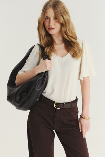 Luźna kremowa bluzka z subtelnym haftem