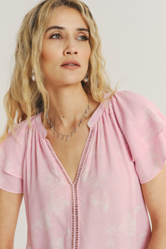 Jasnoróżowa bluzka z rękawami typu motylki