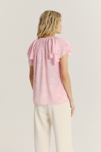 Jasnoróżowa bluzka z rękawami typu motylki