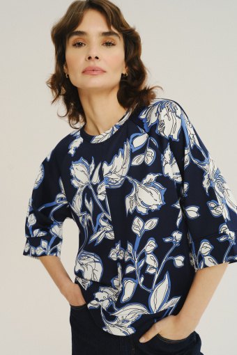 Czarna bluza w biało-niebieskie kwiaty
