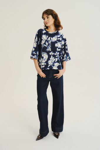 Czarna bluza w biało-niebieskie kwiaty