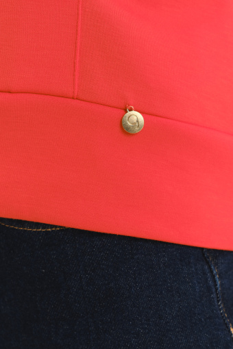 Basicowa bluza w koralowym odcieniu czerwieni