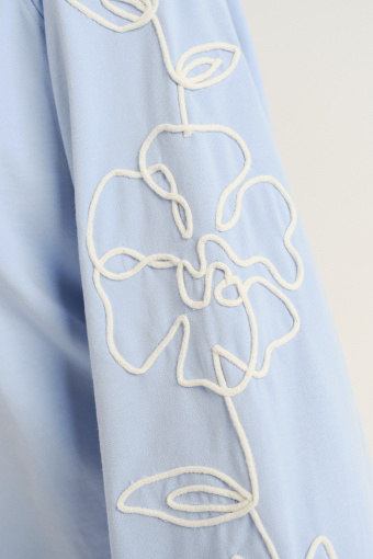 Bluza z kwiatami na rękawach kolor baby blue