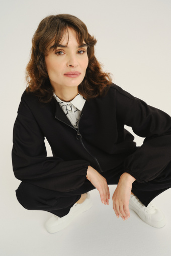 Basicowa czarna bluza z zapięciem na zamek błyskawiczny 