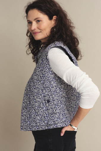 Stylowa kamizelka w drobne kwiaty