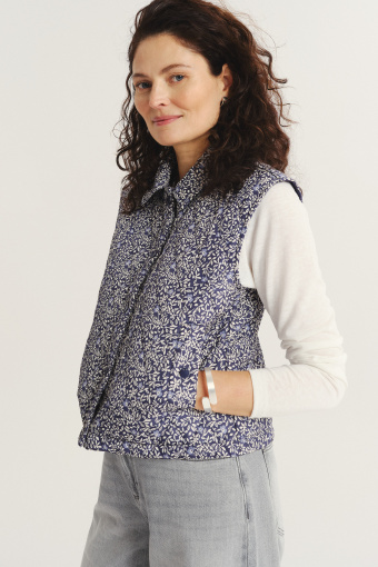 Stylowa kamizelka w drobne kwiaty