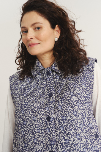 Stylowa kamizelka w drobne kwiaty