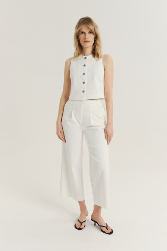 Biała kamizelka z zapięciem na guziki