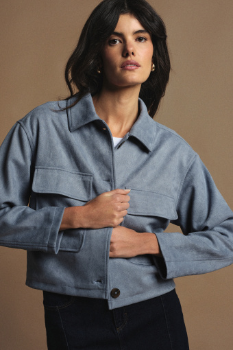 Krótka niebieska kurtka na guziki