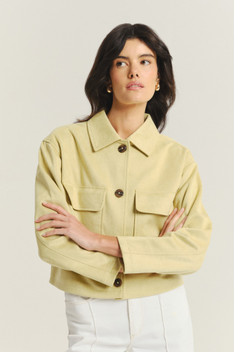 Efektowna krótka kurtka w masełkowym kolorze