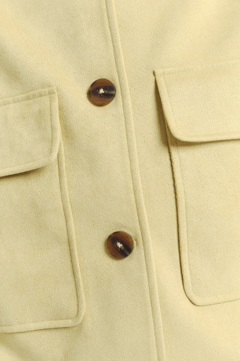 Efektowna krótka kurtka w masełkowym kolorze