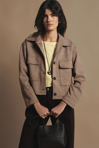 Beżowa kurtka z zapięciem na guziki