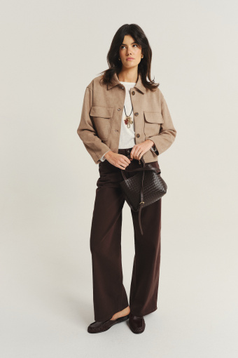 Beżowa kurtka z zapięciem na guziki