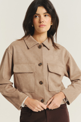 Beżowa kurtka z zapięciem na guziki