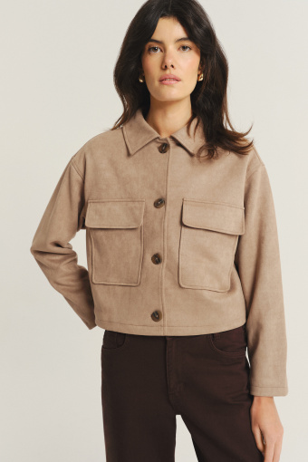 Beżowa kurtka z zapięciem na guziki