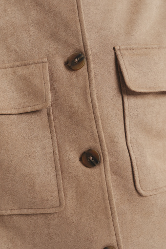 Beżowa kurtka z zapięciem na guziki