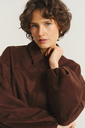 Krótka brązowa kurtka z kołnierzykiem