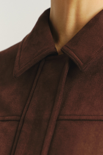 Krótka brązowa kurtka z kołnierzykiem