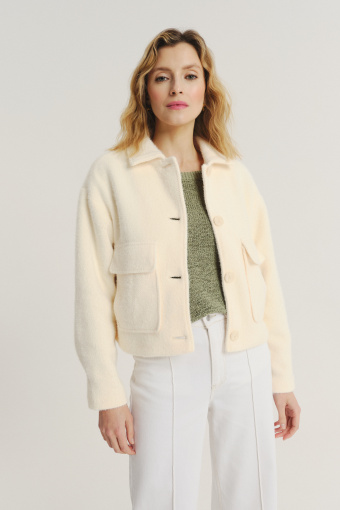 Kremowa kurtka z efektownymi kieszeniami