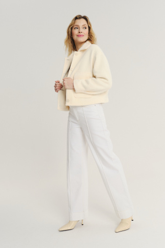 Kremowa kurtka z efektownymi kieszeniami