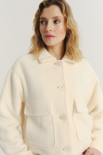 Kremowa kurtka z efektownymi kieszeniami