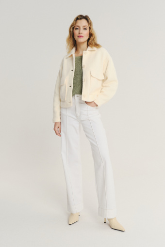 Kremowa kurtka z efektownymi kieszeniami