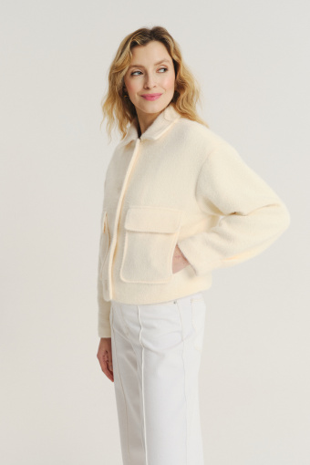 Kremowa kurtka z efektownymi kieszeniami