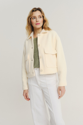 Kremowa kurtka z efektownymi kieszeniami