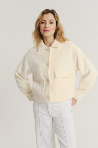 Kremowa kurtka z efektownymi kieszeniami