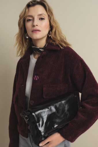 Burgundowa kurtka o krótkim fasonie